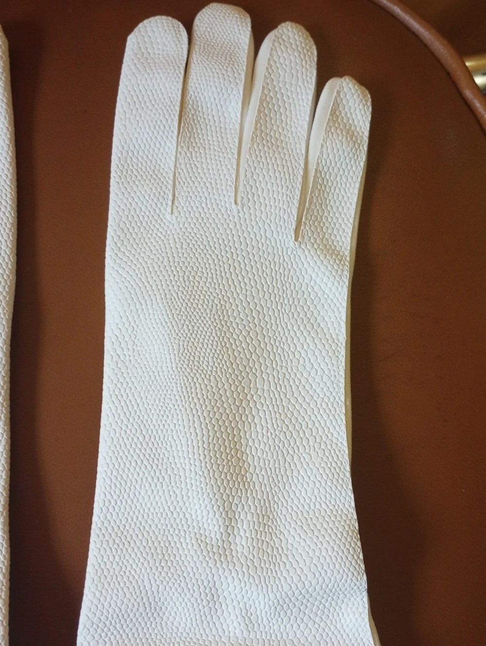 LIKE NEW Vintage Retro Neutral White Faux Pebbled Leather Gloves